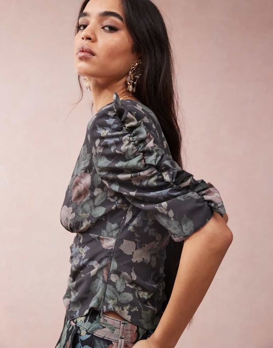 ASOS DESIGN V-ringad t-shirtblus i blommönster - Image 4