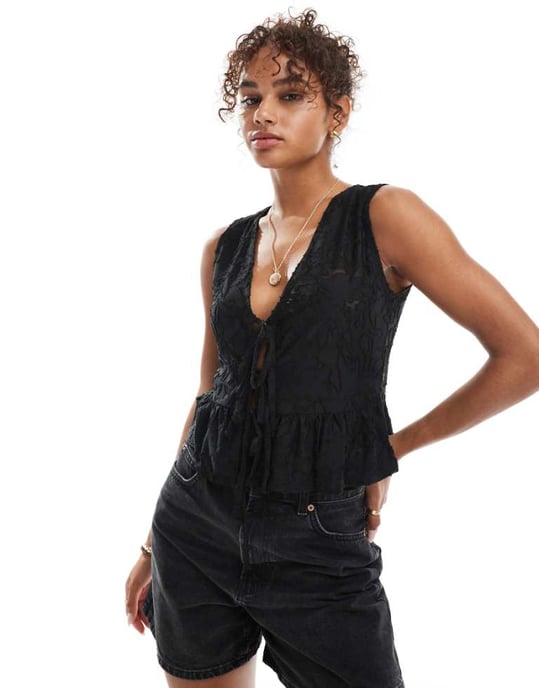 Miss Selfridge spetslös ärmlig knyt-fram topp i svart - Image 1