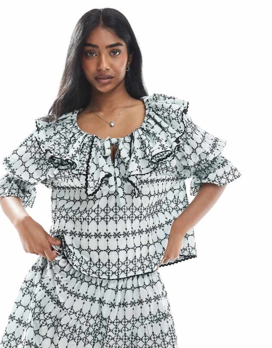 ASOS DESIGN topp med volangkrage i blå broderi - Image 1