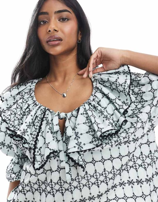 ASOS DESIGN topp med volangkrage i blå broderi - Image 3