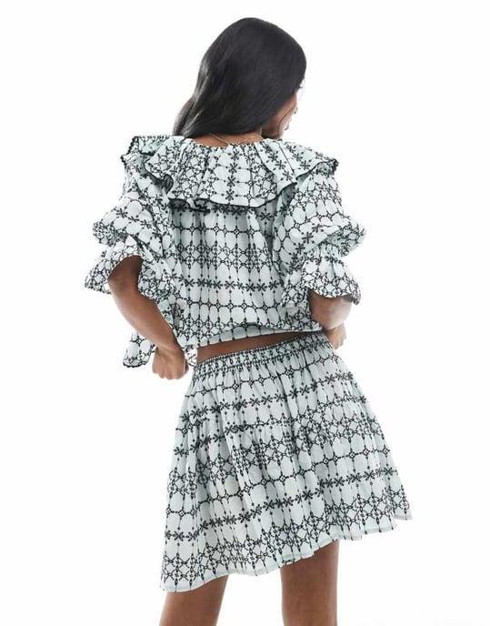ASOS DESIGN topp med volangkrage i blå broderi - Image 4