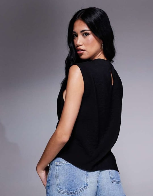 ASOS DESIGN draperad asymmetrisk ärmlös topp i svart - Image 2