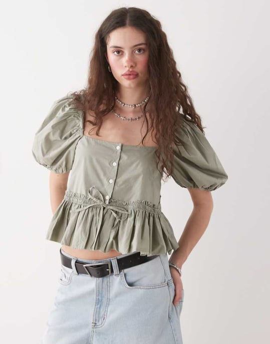 Monki puffärmad mjölkerska peplumblus i khaki - Image 1