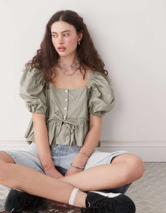 Monki puffärmad mjölkerska peplumblus i khaki - Image 2