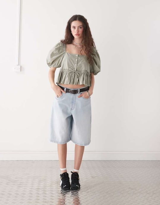 Monki puffärmad mjölkerska peplumblus i khaki - Image 3