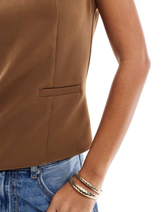 ASOS DESIGN topp med insydd söm och fickdetaljer i mocha - Image 3
