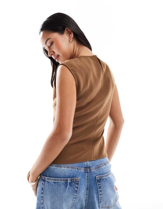 ASOS DESIGN topp med insydd söm och fickdetaljer i mocha - Image 4