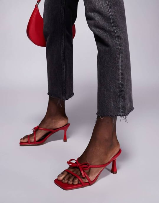 Public Desire Asuka rosett kitten heels sandaler i röd - Image 1