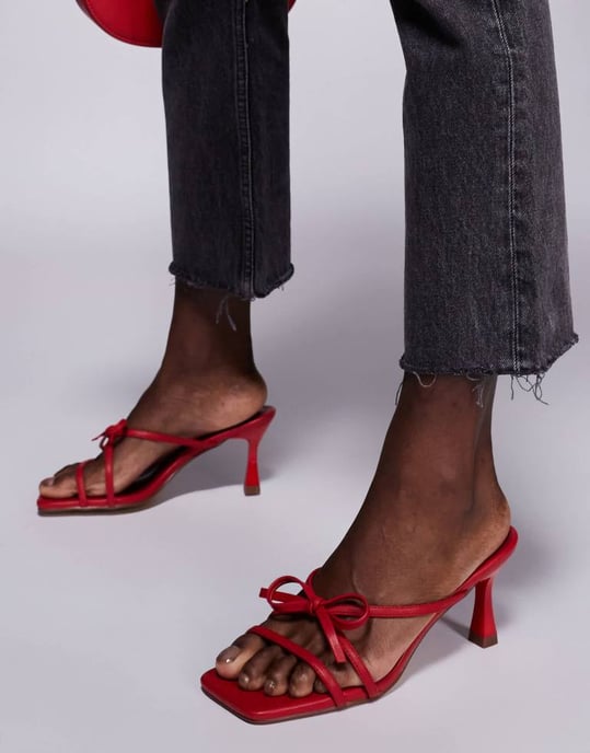Public Desire Asuka rosett kitten heels sandaler i röd - Image 2