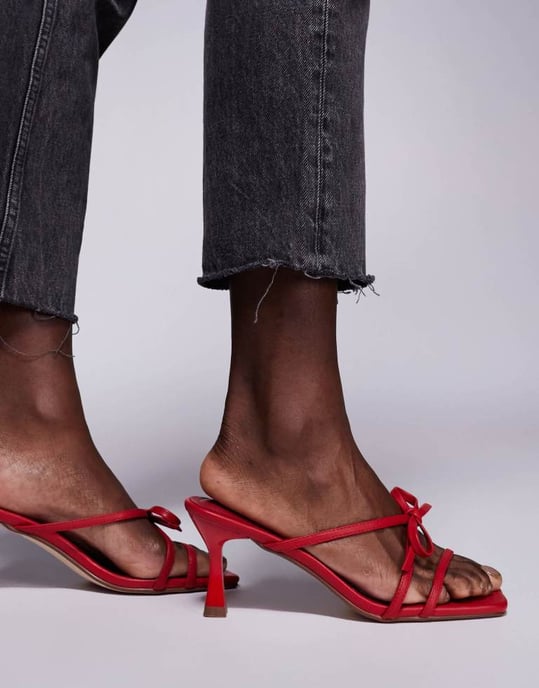Public Desire Asuka rosett kitten heels sandaler i röd - Image 3