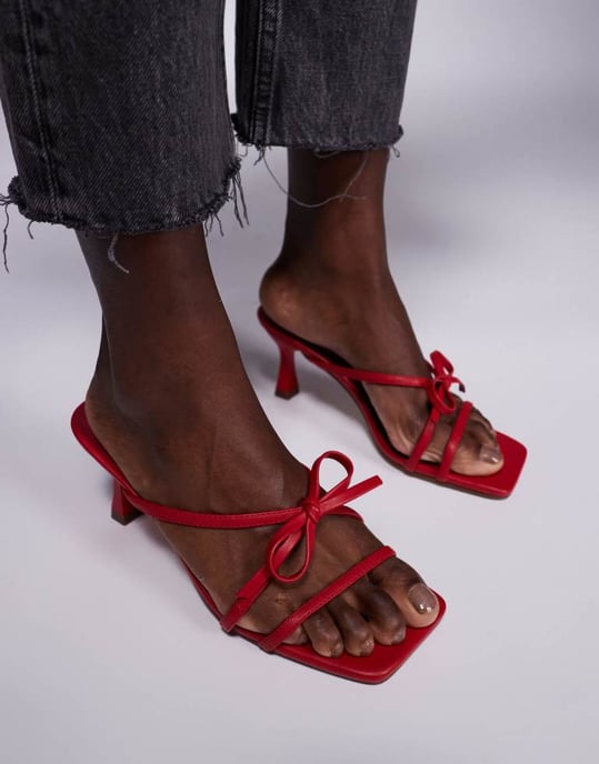 Public Desire Asuka rosett kitten heels sandaler i röd - Image 4