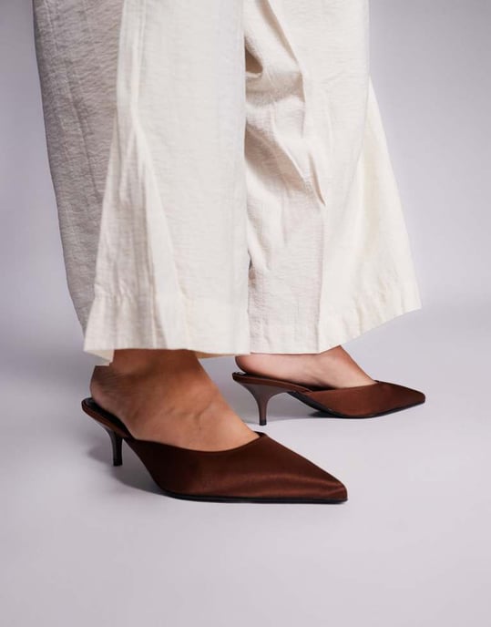Simmi London Carson kitten heel mules i chokladfärgad satin - Image 2