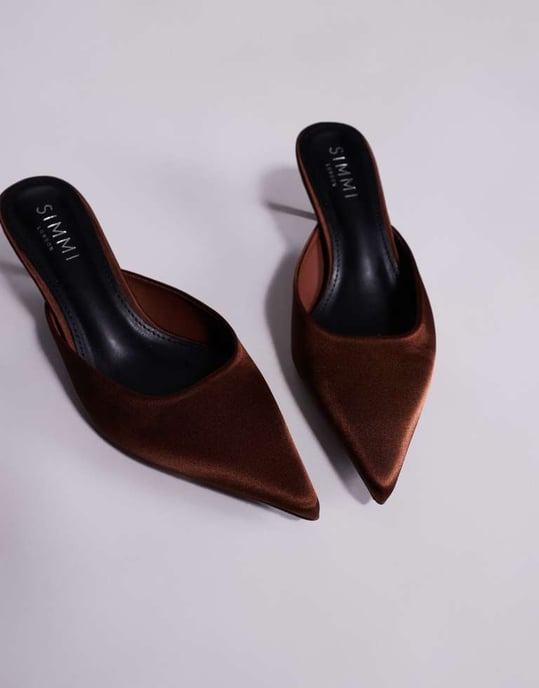 Simmi London Carson kitten heel mules i chokladfärgad satin - Image 4