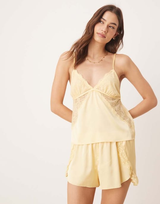 Abercrombie & Fitch nattlinne i satin med spetsdetaljer, gul koordinat - Image 2