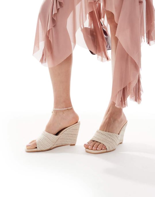 Glamorösa kilklackade sandaler i krämfärgad virkade tyg - Image 1