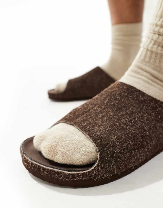 ASOS DESIGN slidessandaler i brunt hårigt mocka - Image 3