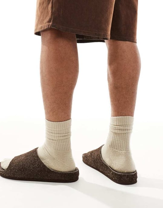 ASOS DESIGN slidessandaler i brunt hårigt mocka - Image 4