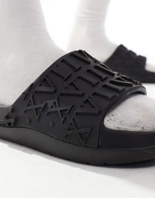 ASOS DESIGN sandaler i svart med präglade romerska siffror - Image 4