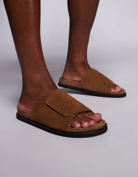 ASOS DESIGN slidiga sandaler i tan mocka med korksål - Image 1