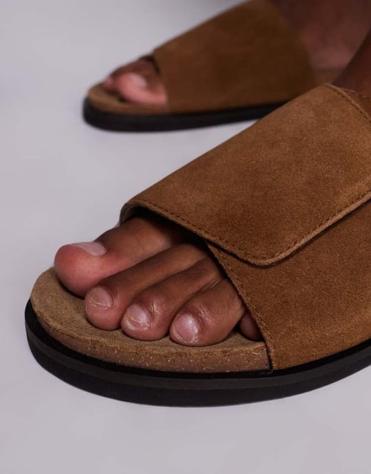 ASOS DESIGN slidiga sandaler i tan mocka med korksål - Image 3