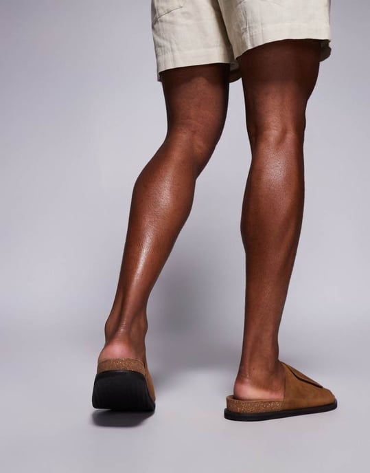 ASOS DESIGN slidiga sandaler i tan mocka med korksål - Image 4