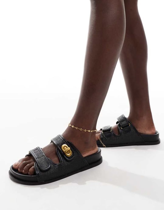 ASOS DESIGN Fawn fotbäddssandaler med vridlås i svart - Image 1