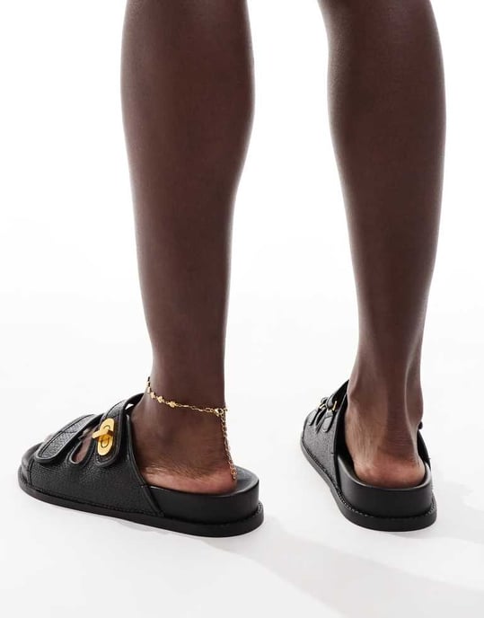 ASOS DESIGN Fawn fotbäddssandaler med vridlås i svart - Image 2