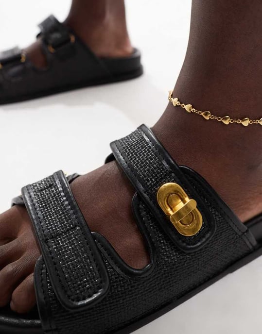ASOS DESIGN Fawn fotbäddssandaler med vridlås i svart - Image 3