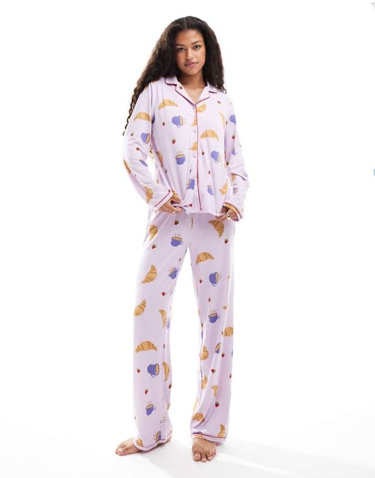 Urban Threads långärmad pyjamasuppsättning med revers och frukosttryck i lila - Image 1