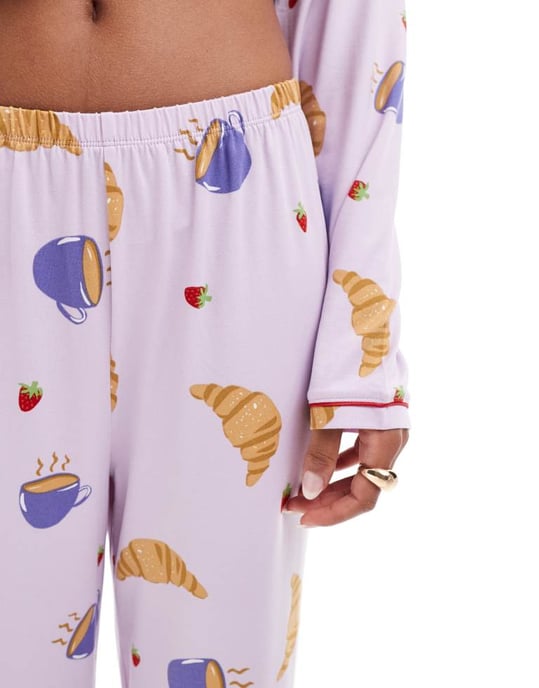 Urban Threads långärmad pyjamasuppsättning med revers och frukosttryck i lila - Image 3