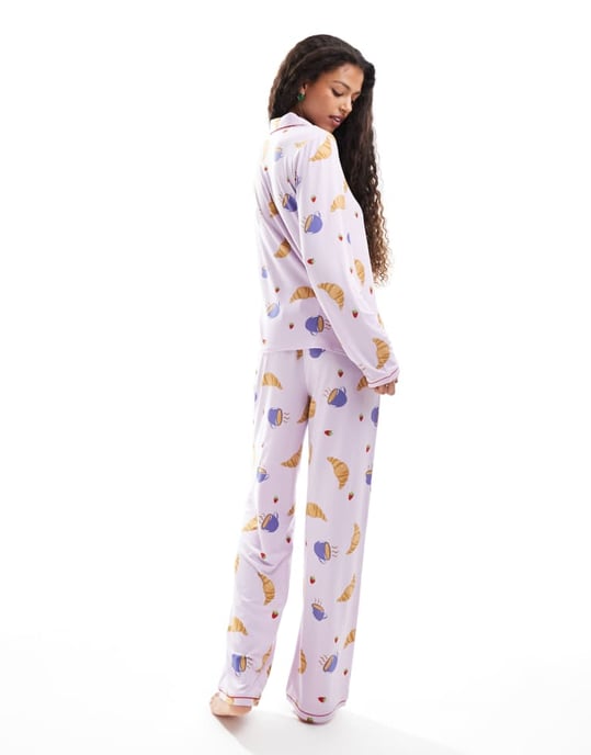 Urban Threads långärmad pyjamasuppsättning med revers och frukosttryck i lila - Image 4