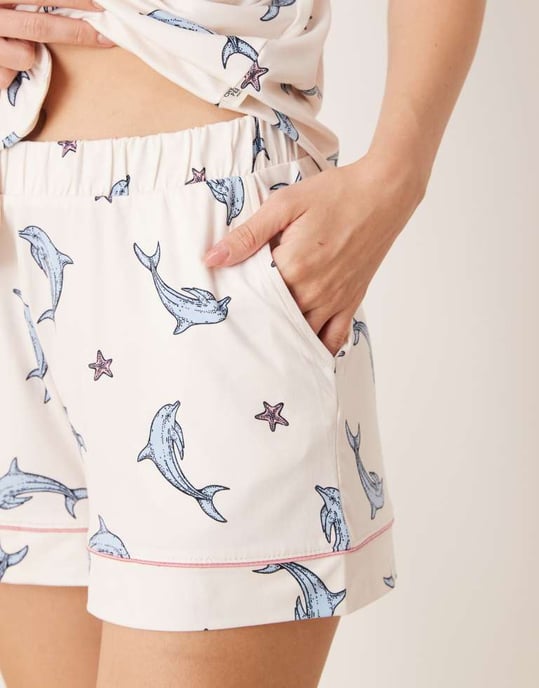 Chelsea Peers poly kortärmad kavaj och shorts-set i delfinmönster - Image 2