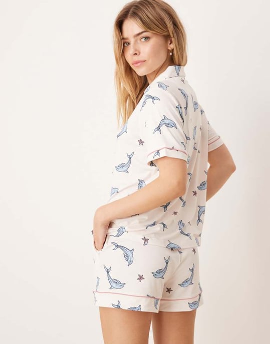 Chelsea Peers poly kortärmad kavaj och shorts-set i delfinmönster - Image 4