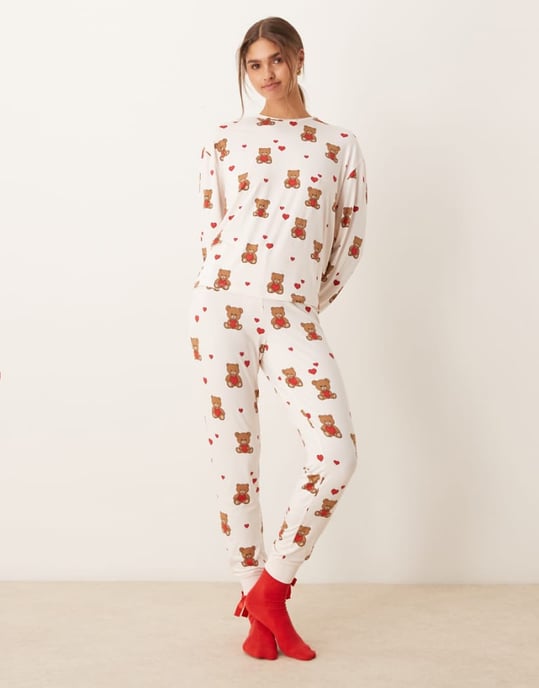 Urban Threads långärmad sweat och jogger pyjamas set i tryck med kärleksbjörn - Image 1
