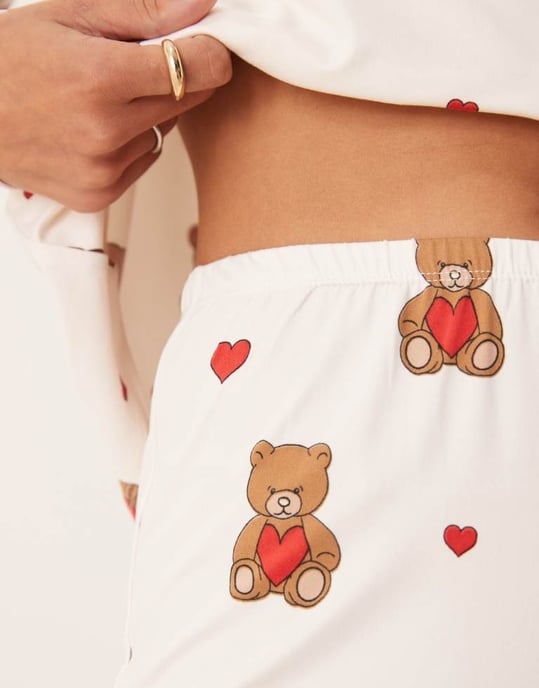 Urban Threads långärmad sweat och jogger pyjamas set i tryck med kärleksbjörn - Image 2