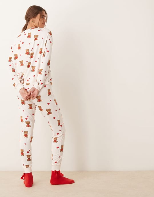 Urban Threads långärmad sweat och jogger pyjamas set i tryck med kärleksbjörn - Image 3
