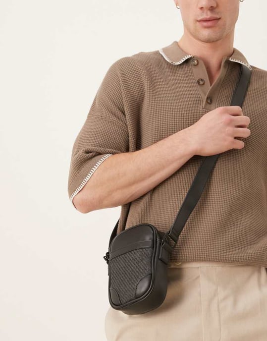ASOS DESIGN faux läder crossbody-väska med rottingpanel i svart - Image 1