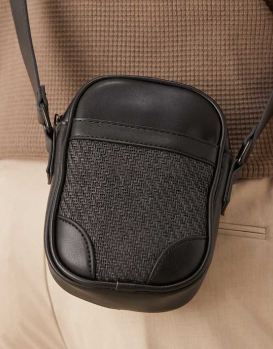 ASOS DESIGN faux läder crossbody-väska med rottingpanel i svart - Image 2