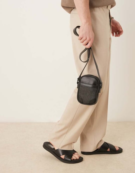 ASOS DESIGN faux läder crossbody-väska med rottingpanel i svart - Image 4