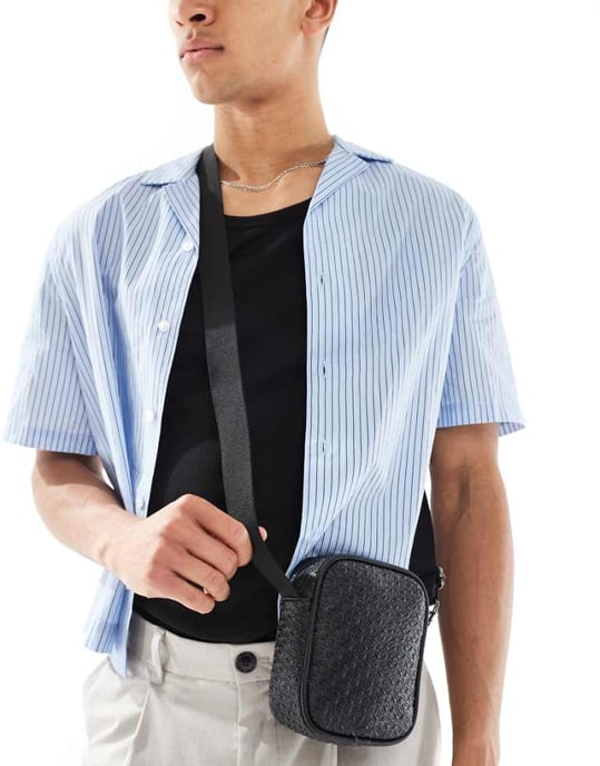 ASOS DESIGN faux läder präglad axelväska i svart - Image 1