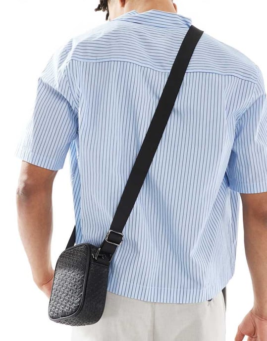 ASOS DESIGN faux läder präglad axelväska i svart - Image 2