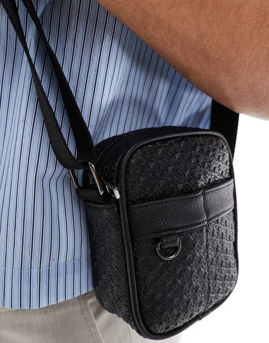 ASOS DESIGN faux läder präglad axelväska i svart - Image 4