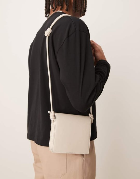 ASOS DESIGN faux läder crossbody-väska med remdetalj i ecru - Image 1