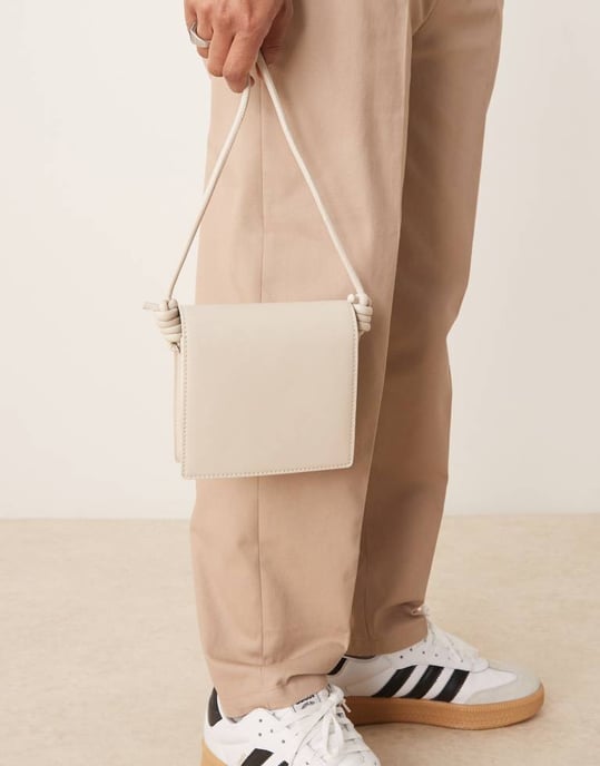 ASOS DESIGN faux läder crossbody-väska med remdetalj i ecru - Image 2