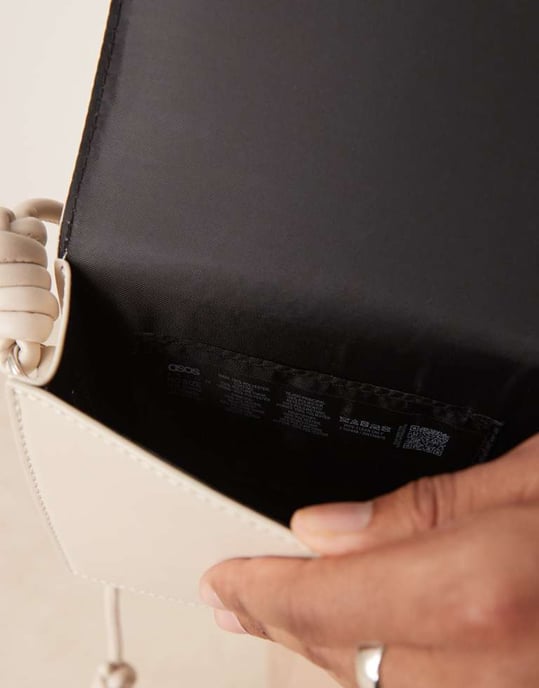 ASOS DESIGN faux läder crossbody-väska med remdetalj i ecru - Image 3