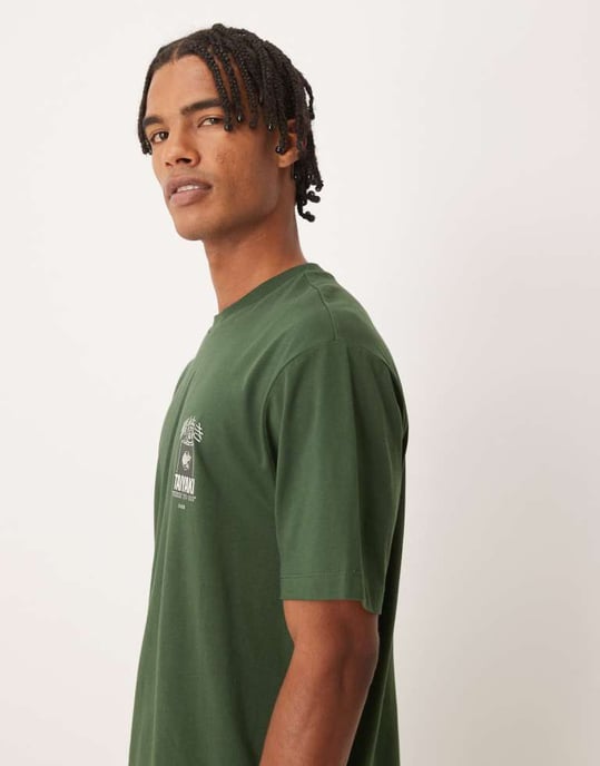 ASOS DESIGN avslappnad t-shirt med souvenirtryck i mörkgrön - Image 4
