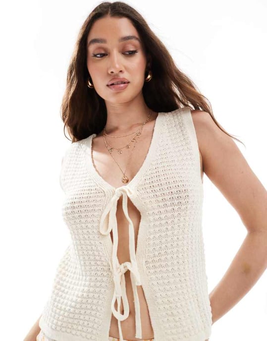 Vero Moda virkad stickad topp med knytning fram i gräddvit - Image 1