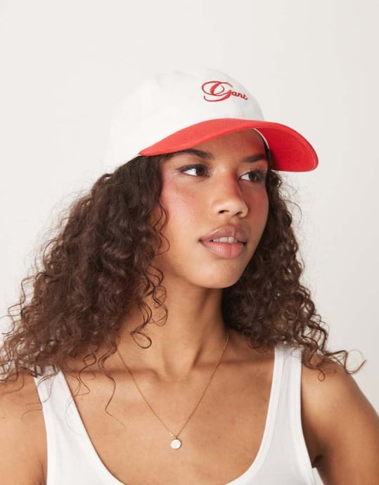 GANT skriptlogo bomullstwill baseballkeps i vitt och rött - Image 1