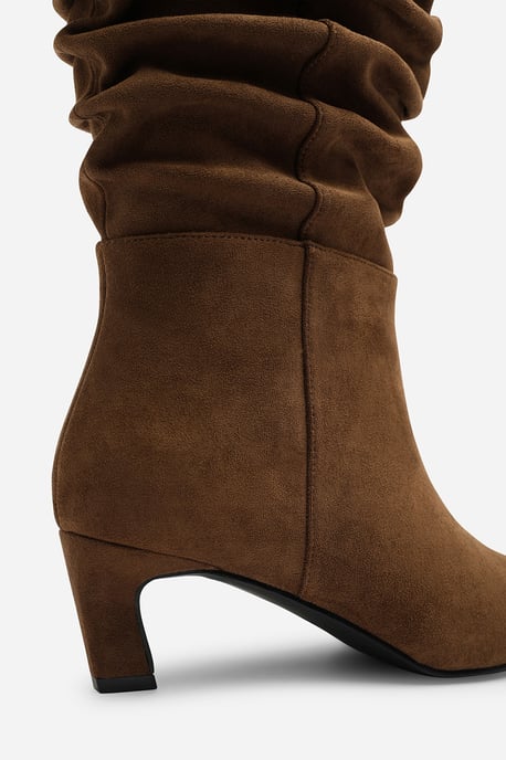 Where's That From Womens Kensley Ruched Slouch Knee High Snipped Toe Boot - Image 4
