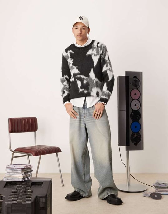 ASOS DESIGN avslappnad stickad tröja med rundad hals i svart med blommönster - Image 3